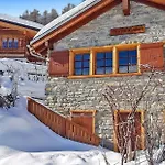 Tiny House Facing The Alps - In, Out